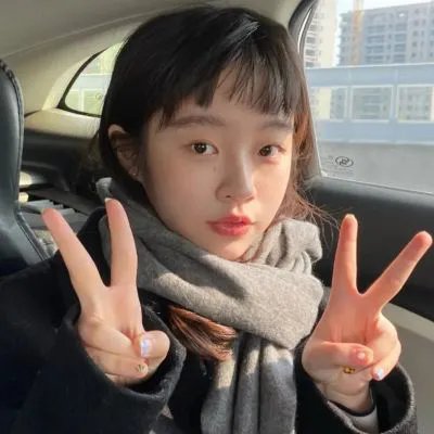 穿黄睡衣的女孩